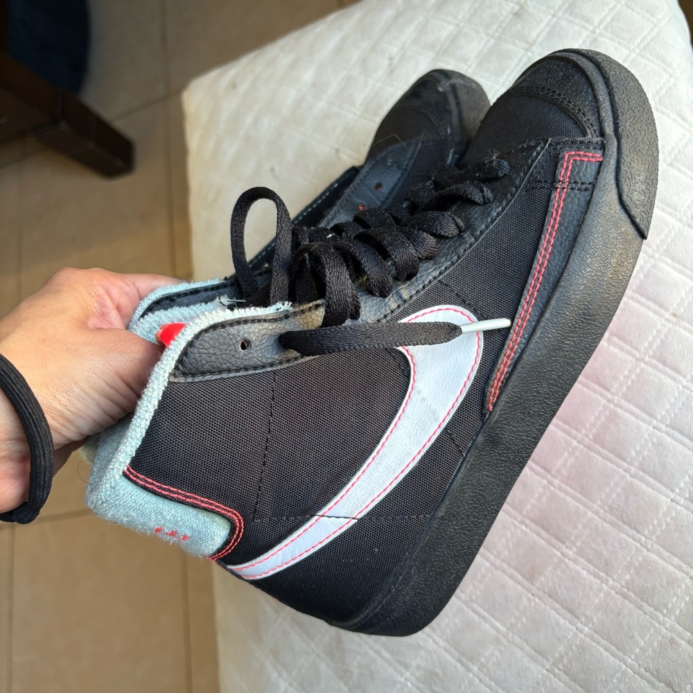 Nike Blazer Mid ‘77 Black Atomic Pink